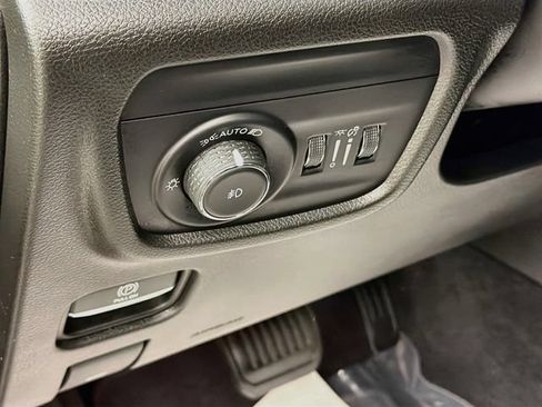 Used 2022 Jeep Grand Cherokee Overland w/ Luxury Tech Group IV AWD/4WD image 10
