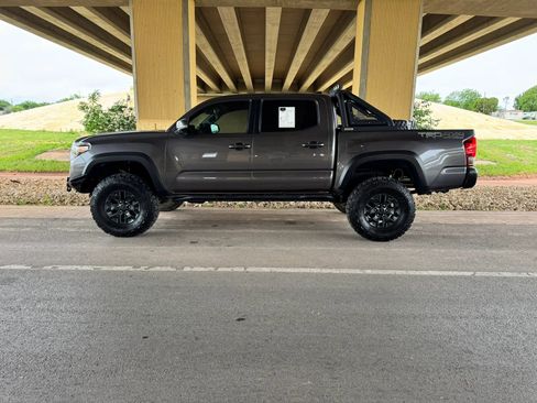 Used 2017 Toyota Tacoma TRD Off-Road w/ Tow Package (A/T) image 6