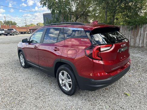 Used 2024 GMC Terrain SLE w/ Driver Convenience Package image 3