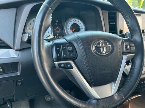 Used 2015 Toyota Sienna SE w/ SE Preferred Package FWD image 14