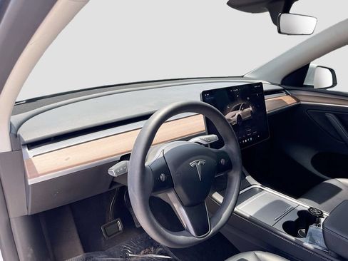 Used 2024 Tesla Model Y Long Range RWD image 9