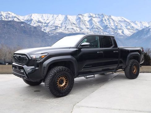 Used 2025 Toyota Tacoma TRD Off-Road AWD/4WD image 2