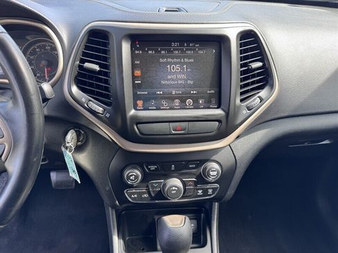 Used 2017 Jeep Cherokee Latitude FWD image 10