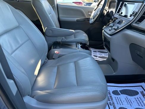 Used 2017 Toyota Sienna XLE Premium image 36