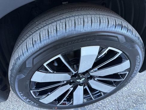 New 2025 Mitsubishi Outlander SE image 13