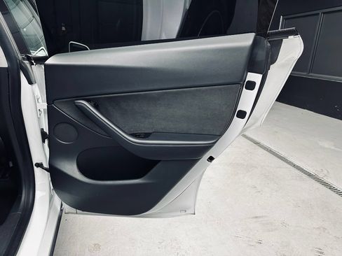 Used 2021 Tesla Model Y Long Range AWD/4WD image 31
