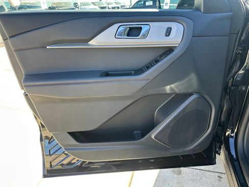 Used 2025 Ford Explorer Active AWD/4WD image 10