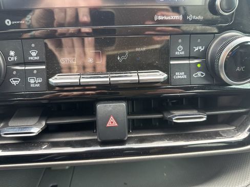 Used 2021 Toyota Highlander LE FWD image 16