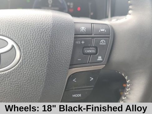 Used 2025 Toyota Camry SE image 12