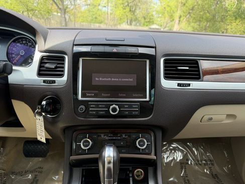 Used 2013 Volkswagen Touareg Executive image 13