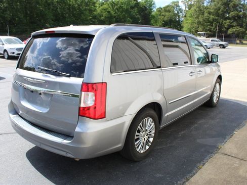 Used 2013 Chrysler Town & Country Touring-L image 3