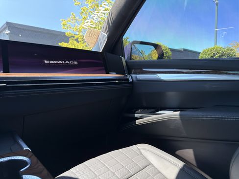 Used 2025 Cadillac Escalade Sport Platinum AWD/4WD image 28