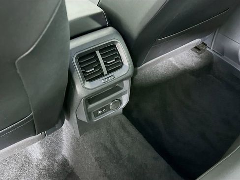 Used 2024 Volkswagen Tiguan SE image 32