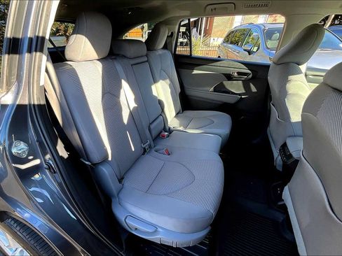 Used 2023 Toyota Highlander L FWD image 18