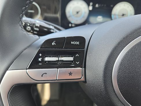 Certified 2025 Hyundai Elantra Limited FWD image 21