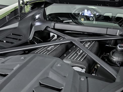 Used 2022 Lamborghini Huracan EVO RWD image 12
