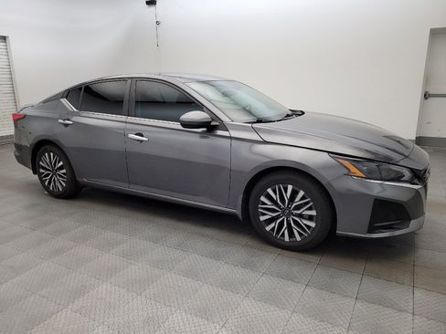 Used 2023 Nissan Altima 2.5 SV FWD image 11