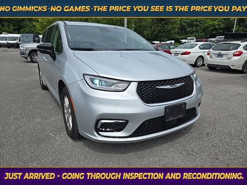 Used 2024 Chrysler Pacifica Touring-L FWD image 1