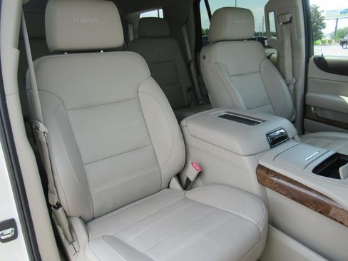 Used 2015 GMC Yukon Denali w/ Premium Package AWD/4WD image 9