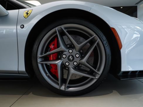 Used 2021 Ferrari F8 Tributo RWD image 9