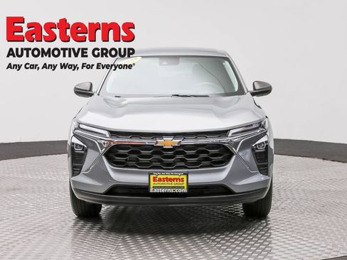Used 2024 Chevrolet Trax LS w/ Driver Confidence Package FWD image 2