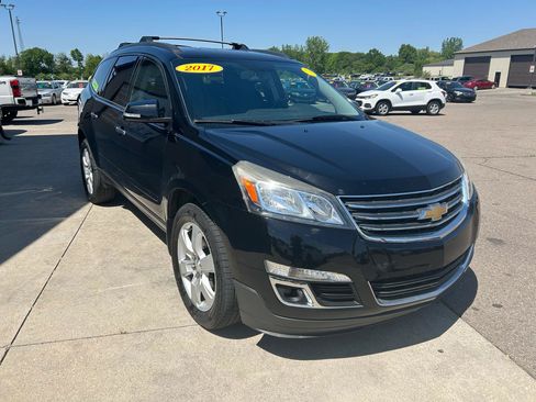 Used 2017 Chevrolet Traverse LT w/ Style and Technology Package AWD/4WD image 3
