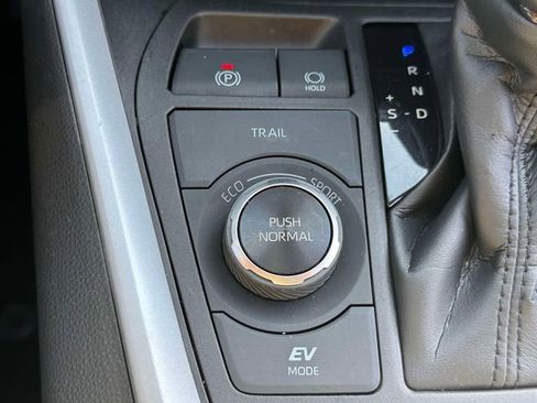 Used 2021 Toyota RAV4 XLE AWD/4WD image 30