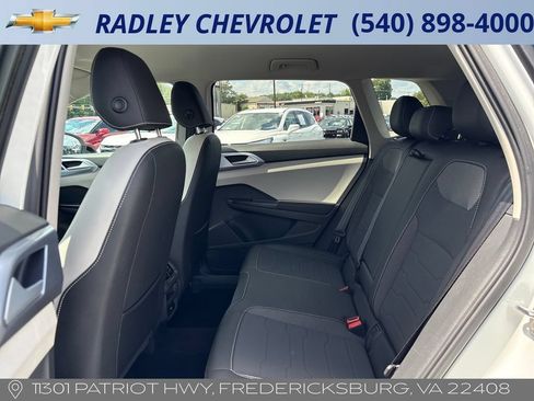 Used 2025 Volkswagen Taos SE AWD/4WD image 12