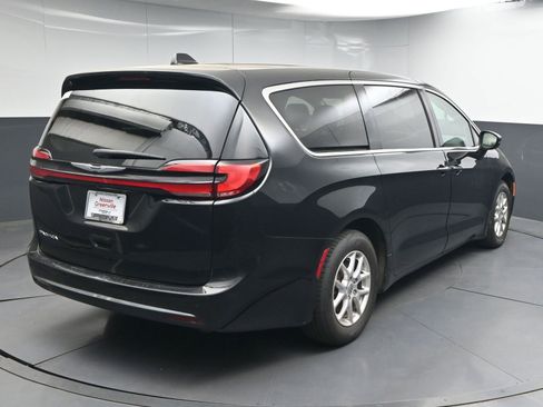 Used 2023 Chrysler Pacifica Touring-L FWD image 7