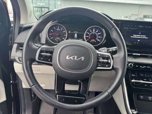 Used 2023 Kia Carnival EX image 13