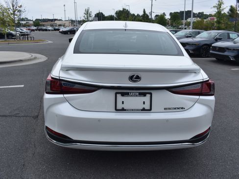 Used 2019 Lexus ES 300h Ultra Luxury w/ Accessory Package FWD image 7