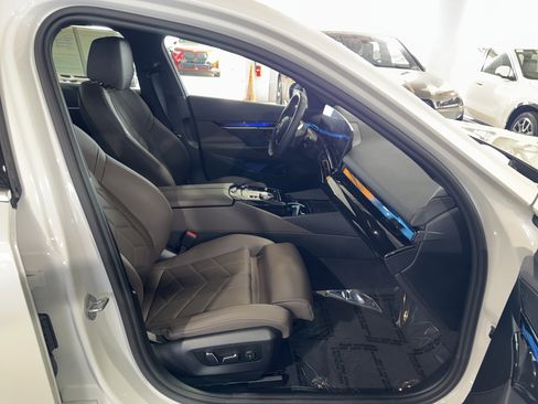 Used 2025 BMW i5 eDrive40i w/ Premium Package RWD image 10