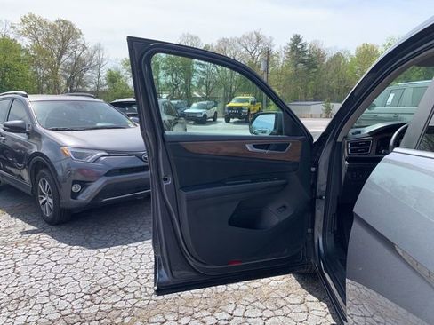 Used 2025 Volkswagen Atlas SE FWD image 20