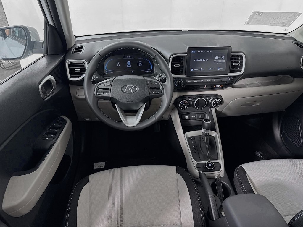 Used 2025 Hyundai Venue SEL FWD image 16