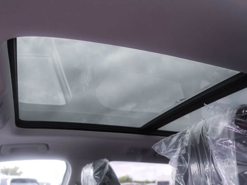 Used 2025 Volkswagen Taos SE image 6