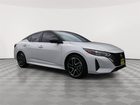 Used 2025 Nissan Sentra SR w/ SR Premium Package image 2