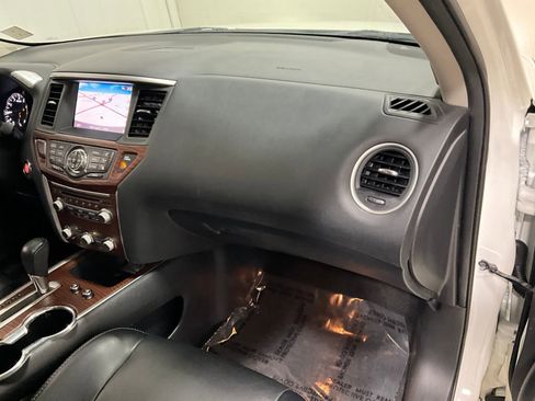 Used 2018 Nissan Pathfinder Platinum image 16