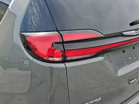 Used 2023 Chrysler Pacifica Limited FWD image 42
