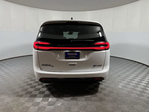 Used 2024 Chrysler Pacifica Limited FWD image 7
