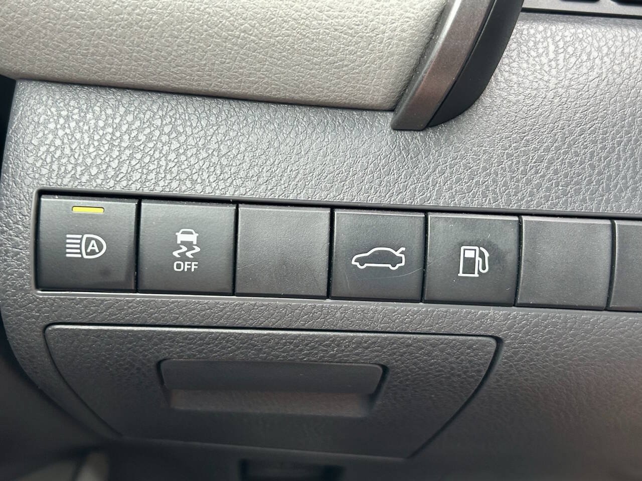 Used 2018 Toyota Camry SE FWD image 27
