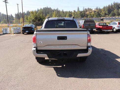 Used 2016 Toyota Tacoma Limited w/ Towing Package AWD/4WD image 6