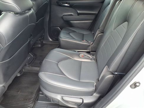 Used 2022 Toyota Highlander XLE AWD/4WD image 7