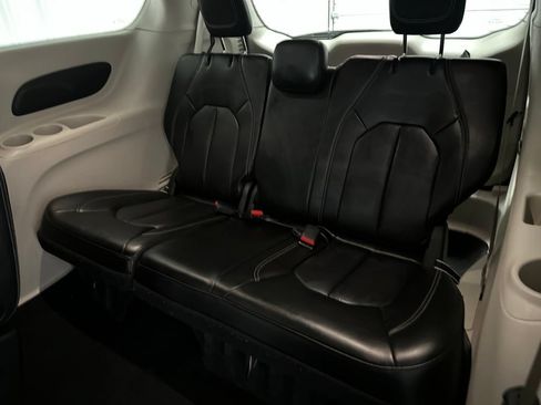 Used 2023 Chrysler Pacifica Touring-L FWD image 24