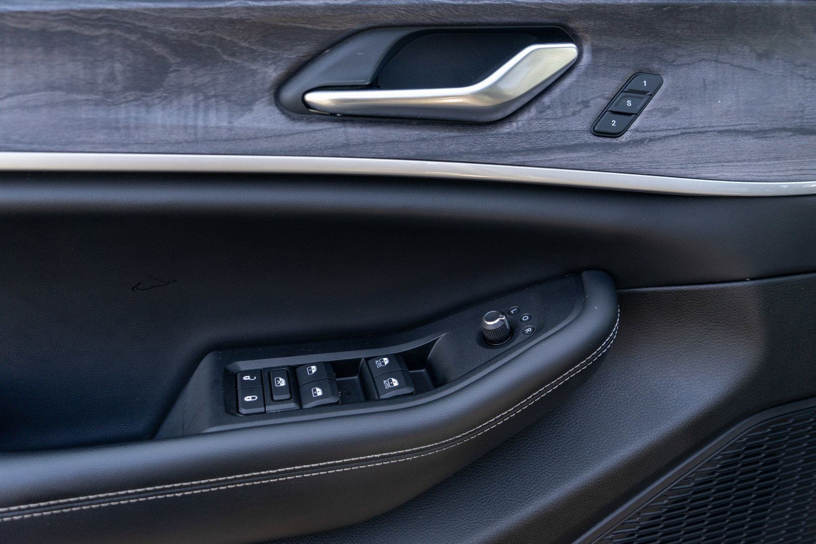 Used 2023 Jeep Grand Cherokee Limited w/ Luxury Tech Group II AWD/4WD image 15