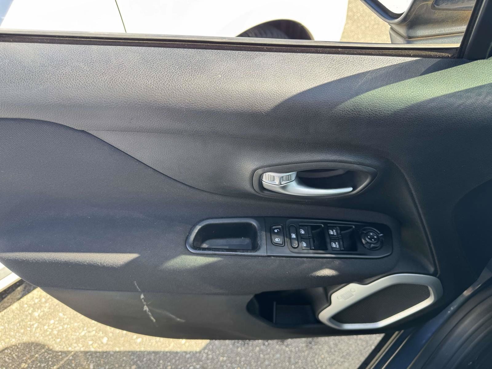 Used 2020 Jeep Renegade Latitude w/ UConnect 8.4 Nav Group AWD/4WD image 12