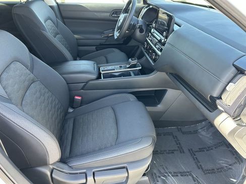 Used 2025 Nissan Pathfinder SV w/ SV Premium Package image 9