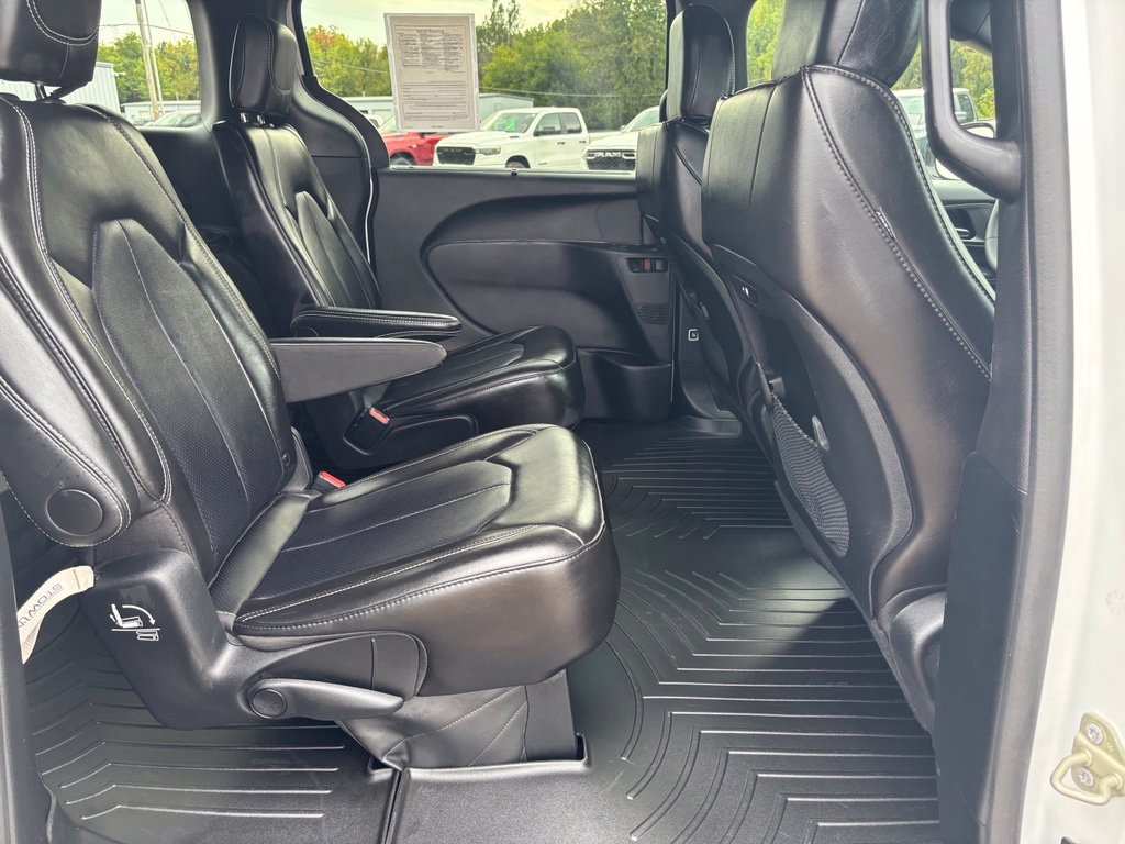 Used 2025 Chrysler Pacifica Select FWD image 19