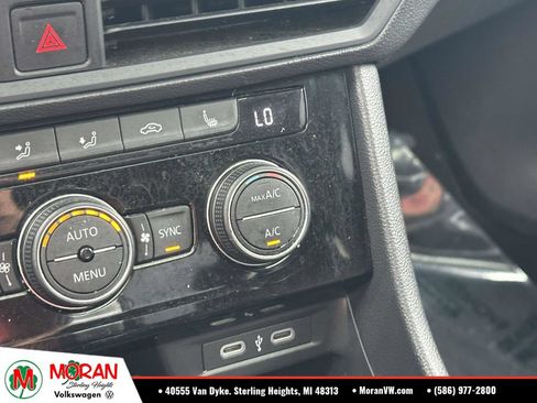 Certified 2023 Volkswagen Jetta SE w/ Panoramic Sunroof Package FWD image 24