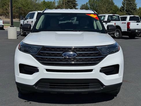 Used 2022 Ford Explorer XLT AWD/4WD image 2
