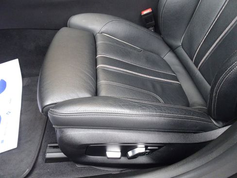 Used 2019 BMW 530e xDrive w/ Convenience Package image 9